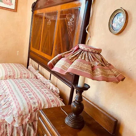 Semesterbostad La Casa Rossa Camerana